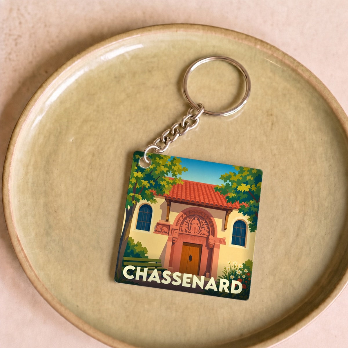 Porte-clés souvenir de la ville de Chassenard avec une illustration stylisée de son église.