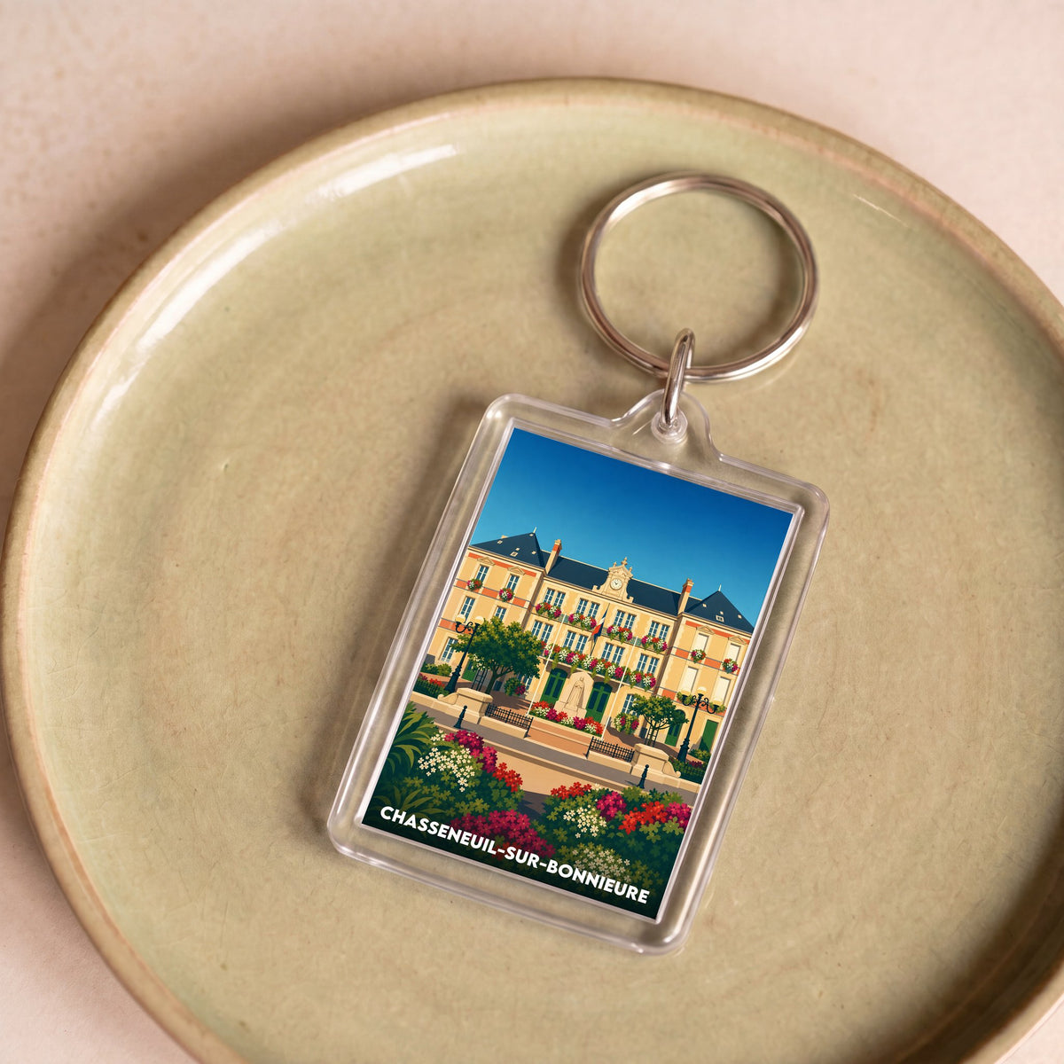 Porte-clés souvenir de la ville de Chasseneuil-sur-Bonnieure avec une illustration stylisée.