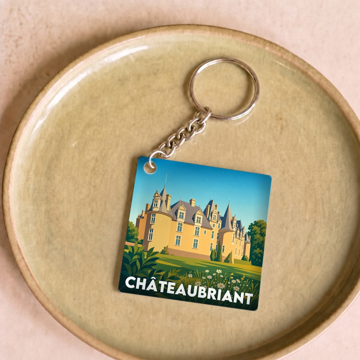 Porte-clés souvenir de la ville de Châteaubriant avec une illustration stylisée.