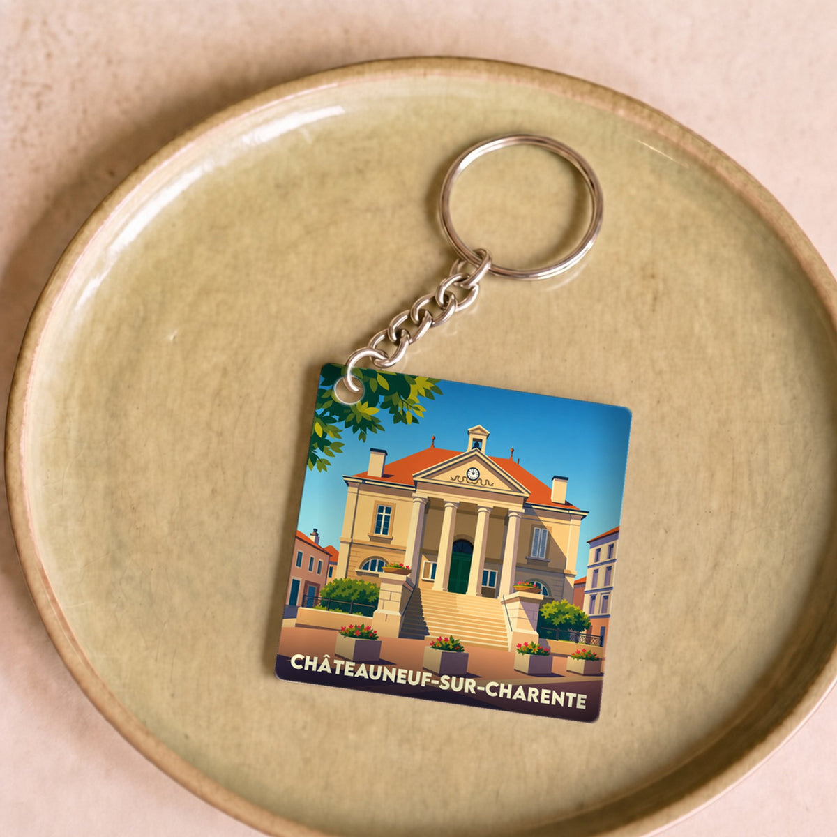 Porte-clés souvenir de la ville de Châteauneuf-sur-Charente avec une illustration stylisée.