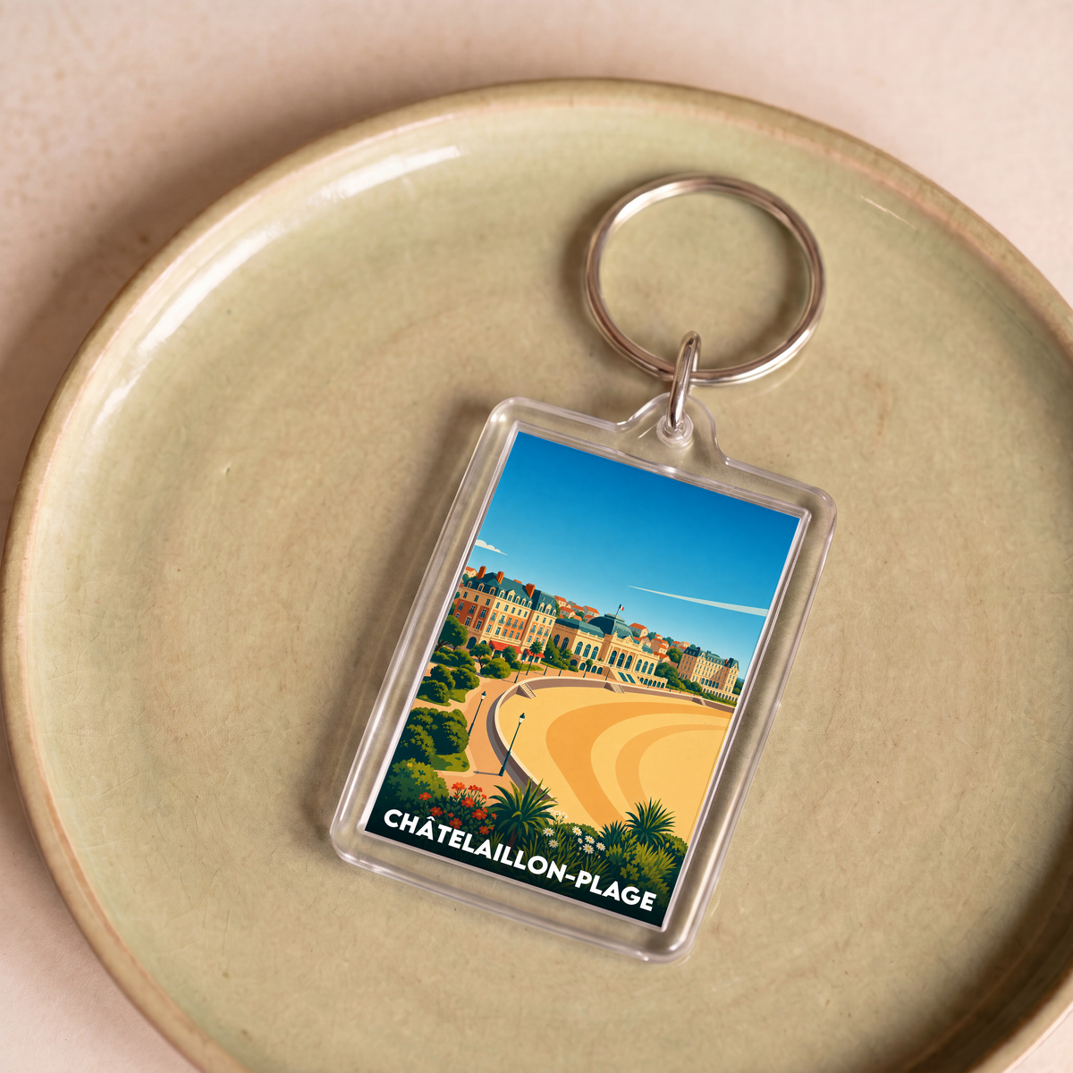 Porte-clés souvenir de Châtelaillon-Plage avec une illustration stylisée du front de mer.