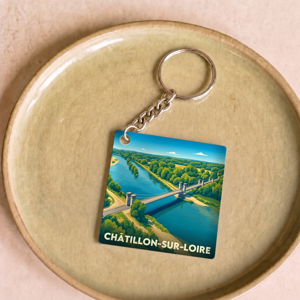 Porte-clés souvenir de la ville de Châtillon-sur-Loire avec une illustration stylisée de son pont au-dessus du fleuve.
