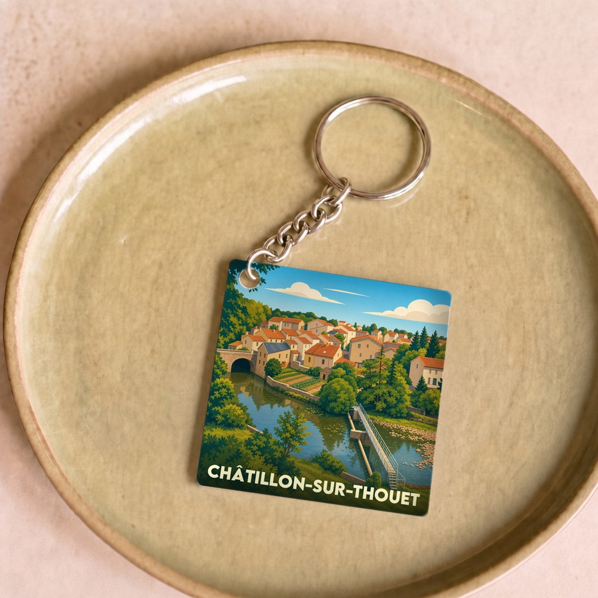 Porte-clés souvenir de la ville de Châtillon-sur-Thouet avec une illustration stylisée.