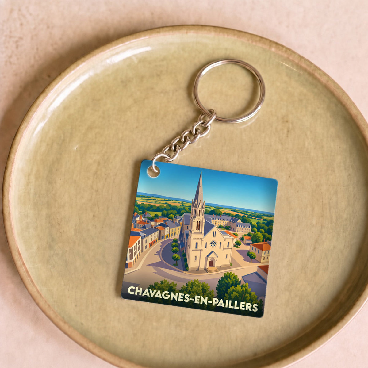 Porte-clés souvenir de la ville de Chavagnes-en-Paillers avec une illustration stylisée de son église.