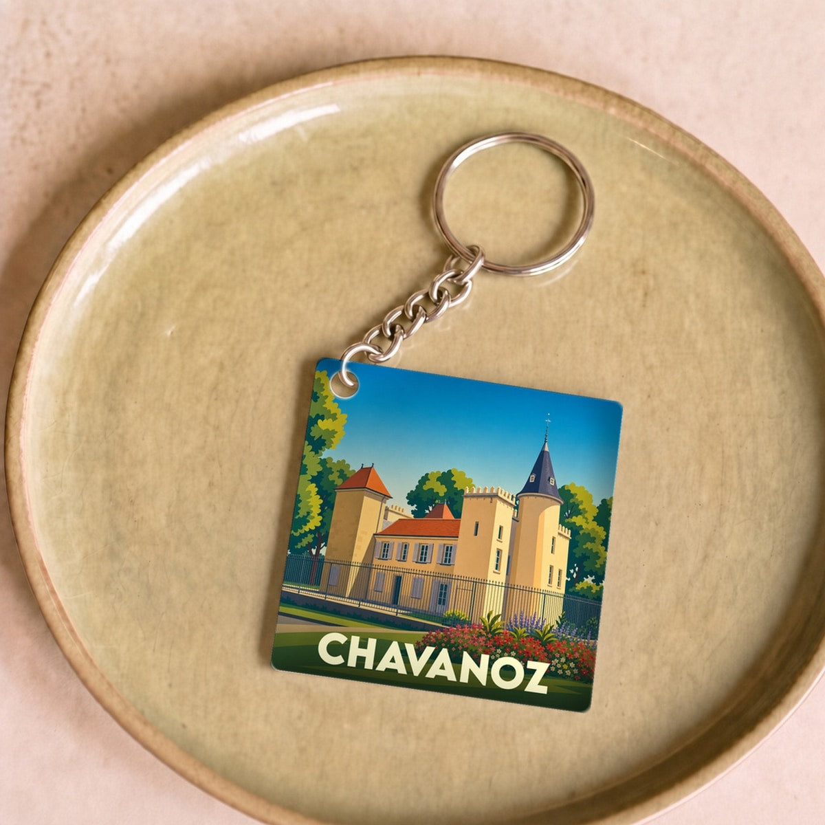 Porte-clés souvenir de la ville de Chavanoz avec une illustration stylisée de son château.