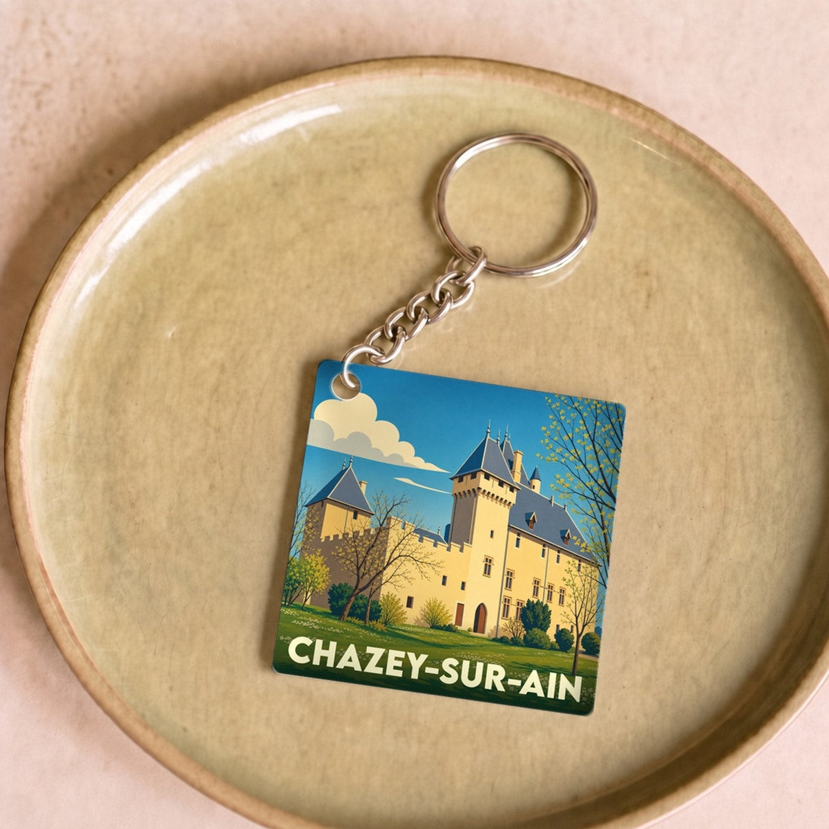 Porte-clés souvenir de la ville de Chazey-sur-Ain avec une illustration stylisée de son château.