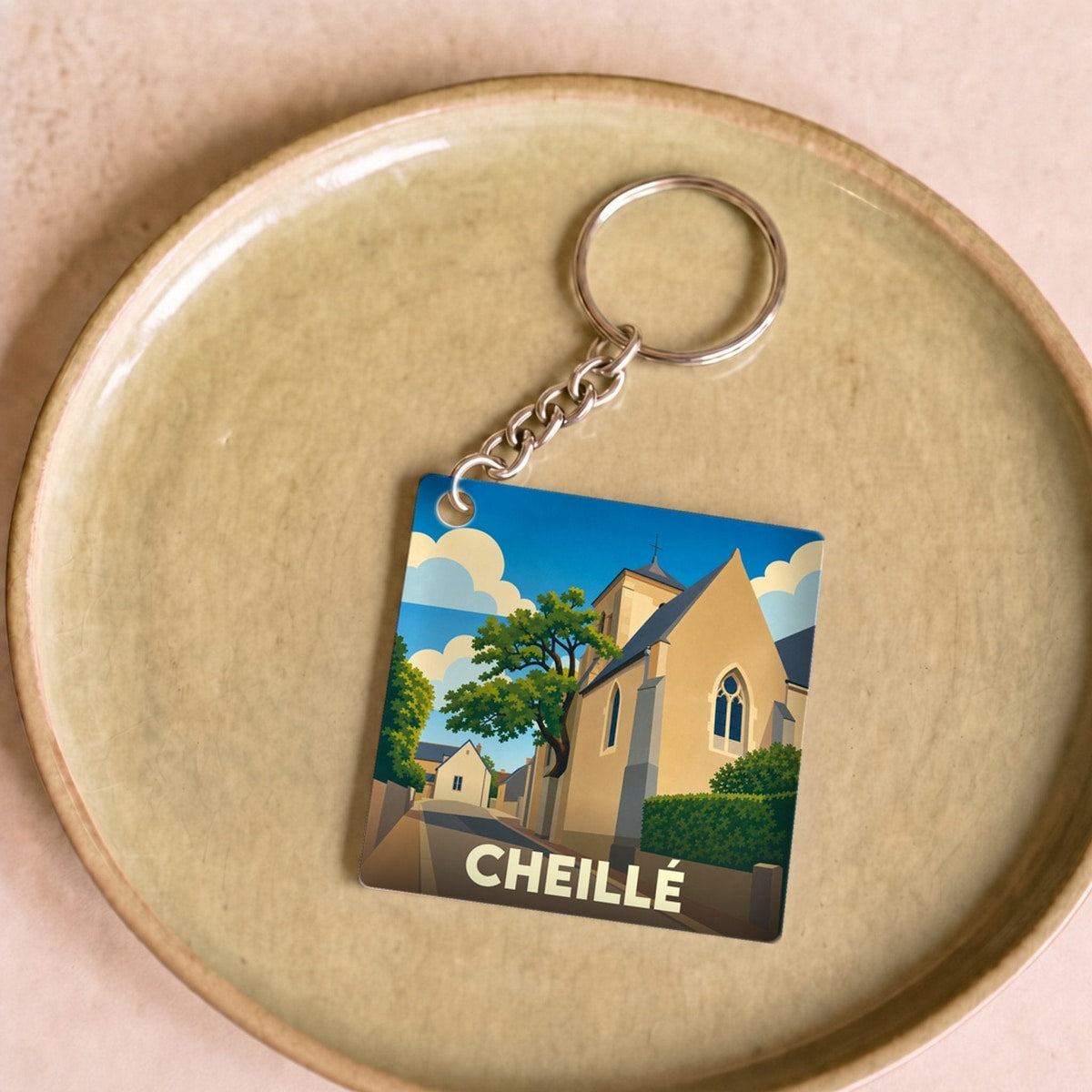 Porte-clés souvenir de la ville de Cheillé avec une illustration stylisée.