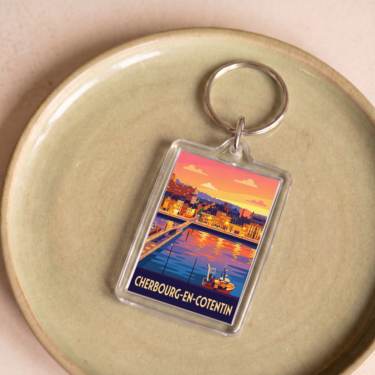 Porte-clés souvenir de la ville de Cherbourg-en-Cotentin avec une illustration stylisée du port.