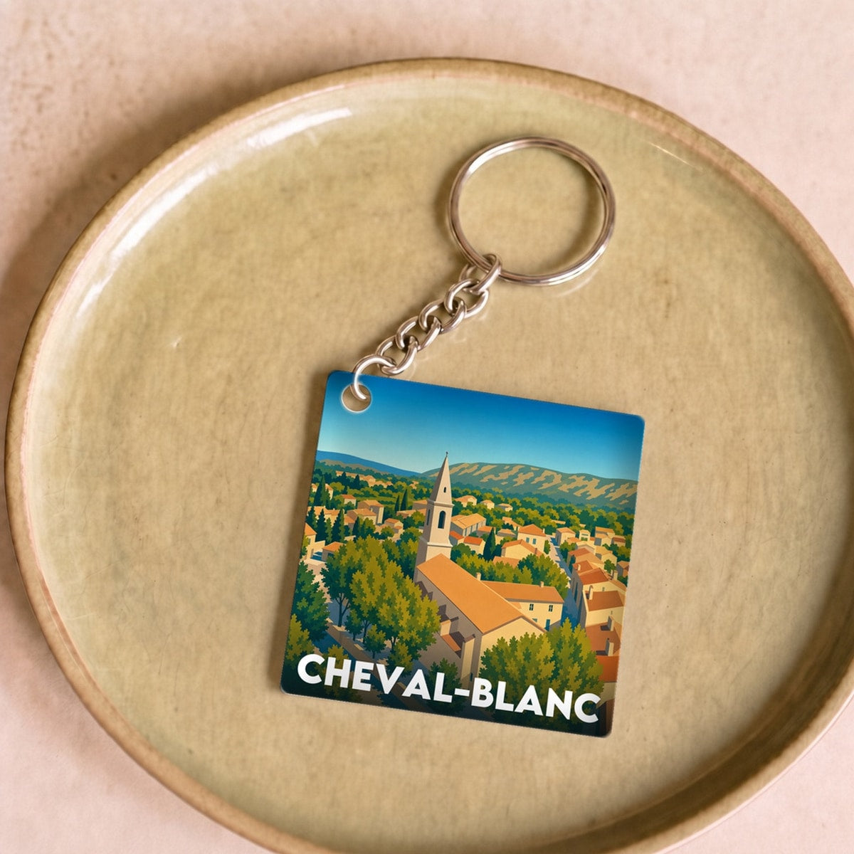 Porte-clés souvenir de la ville de Cheval-Blanc avec une illustration stylisée.