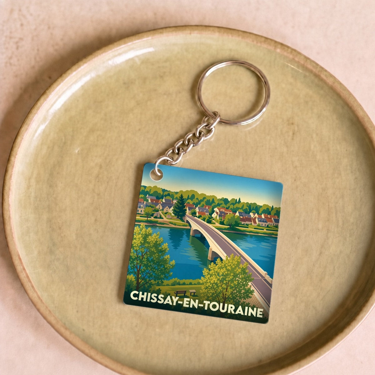 Porte-clés souvenir de Chissay-en-Touraine avec une illustration stylisée de son pont et de la rivière.