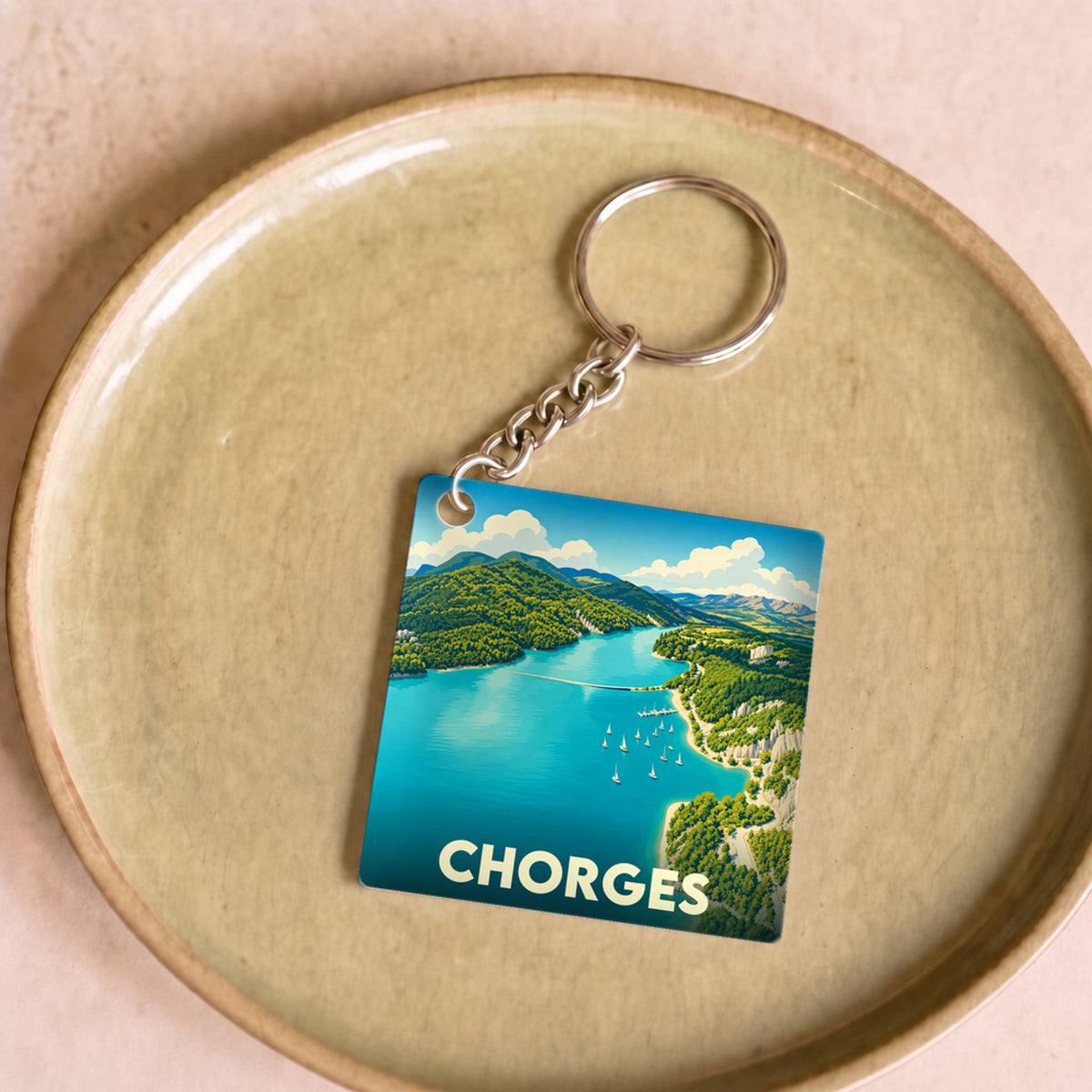 Porte-clés souvenir de la ville de Chorges avec une illustration stylisée d'un lac de montagne.