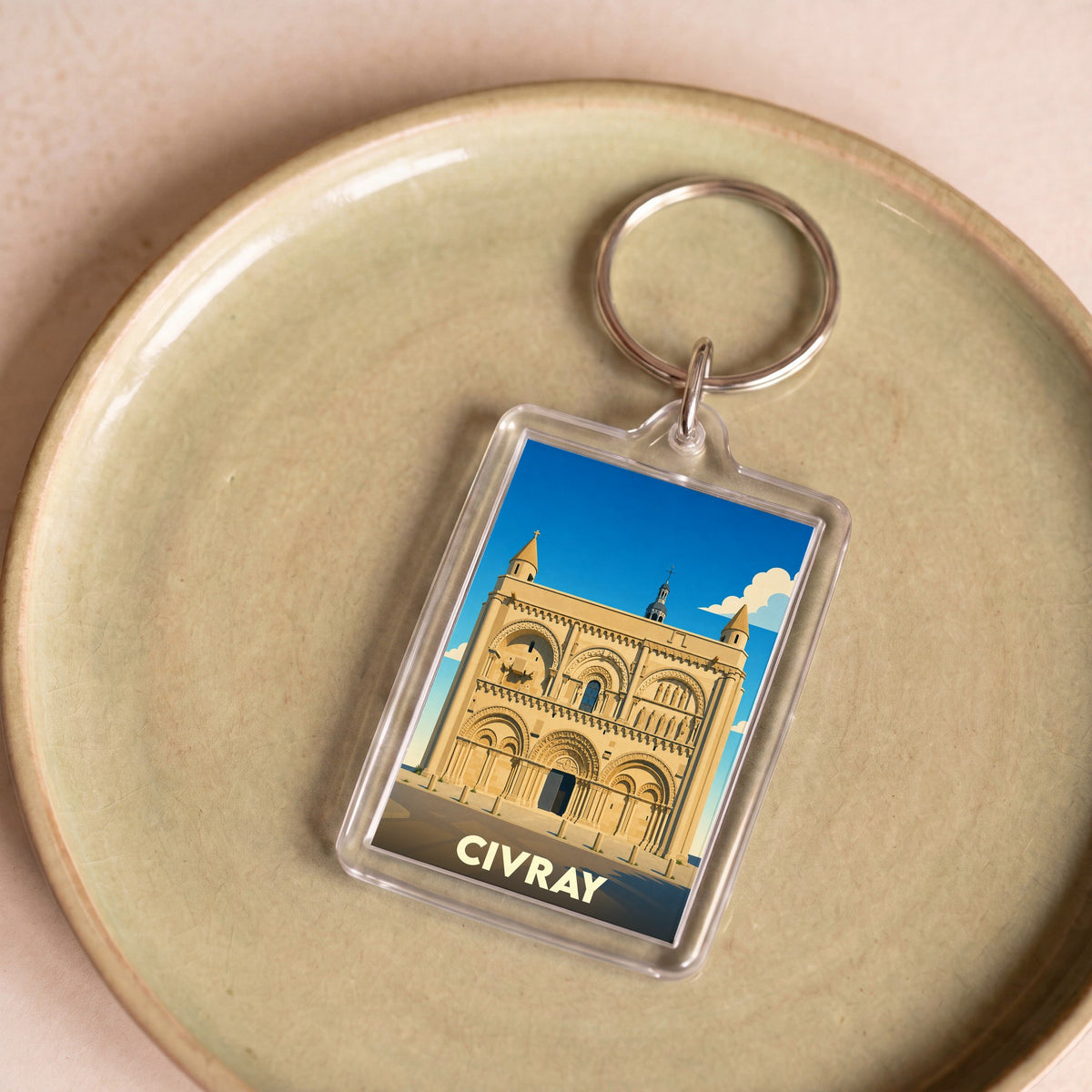 Porte-clés souvenir de la ville de Civray avec une illustration stylisée de son église romane.