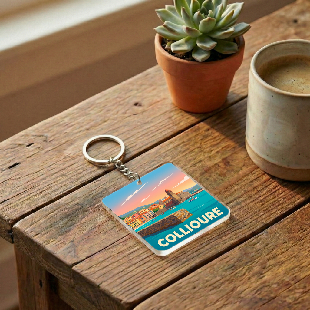 Porte-clés souvenir de la ville de Collioure avec une illustration stylisée de son front de mer.