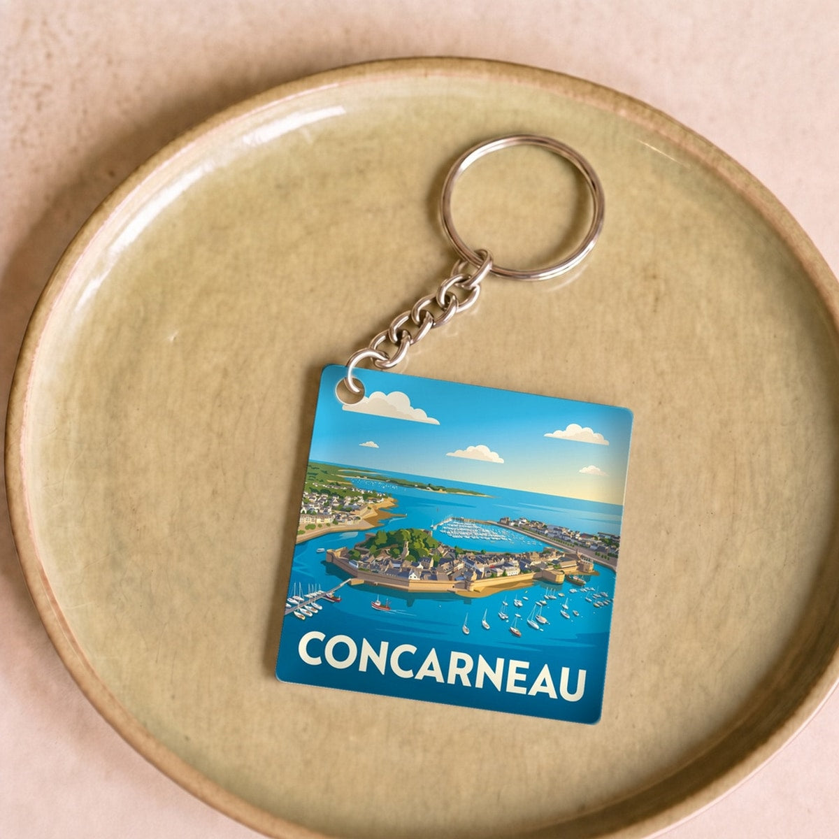 Porte-clés souvenir de la ville de Concarneau avec une illustration stylisée de son bord de mer.