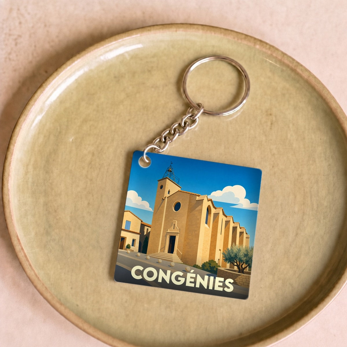 Porte-clés souvenir de la ville de Congénies avec une illustration stylisée de son église.