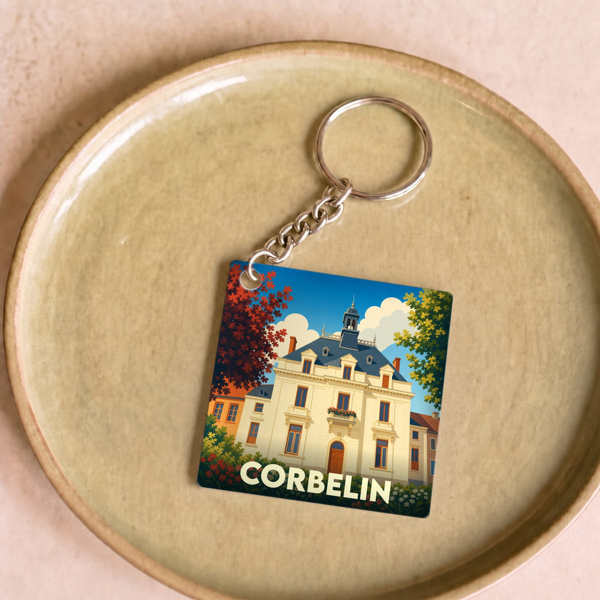Porte-clés souvenir de la ville de Corbelin avec une illustration stylisée de son patrimoine.