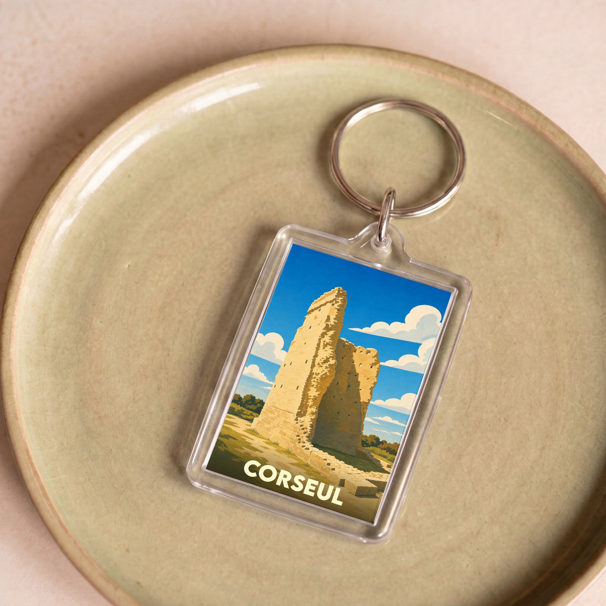 Porte-clés souvenir de la ville de Corseul avec une illustration stylisée du Temple de Mars.
