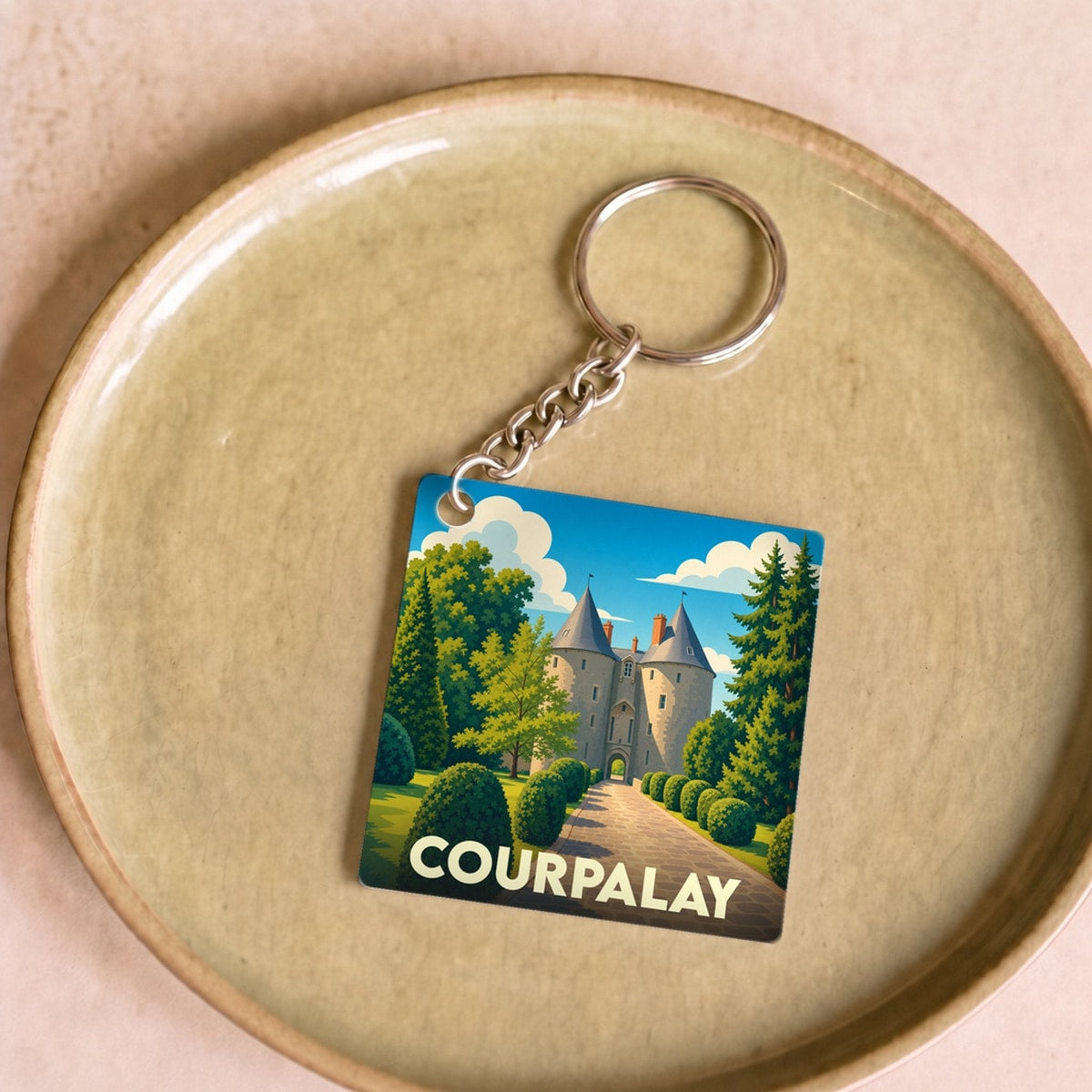 Porte-clés souvenir de la ville de Courpalay avec une illustration stylisée de son château.