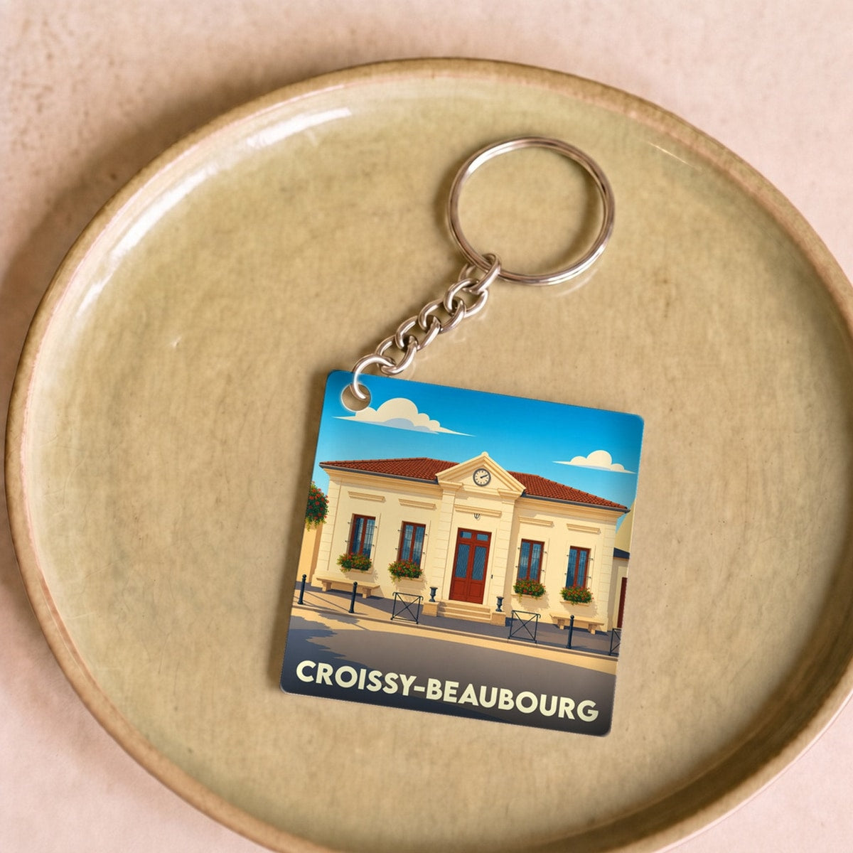 Porte-clés souvenir de la ville de Croissy-Beaubourg avec une illustration stylisée de sa mairie.