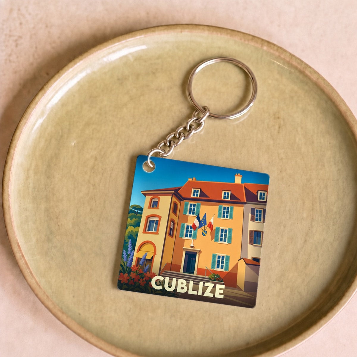 Porte-clés souvenir de la ville de Cublize avec une illustration stylisée de la mairie.