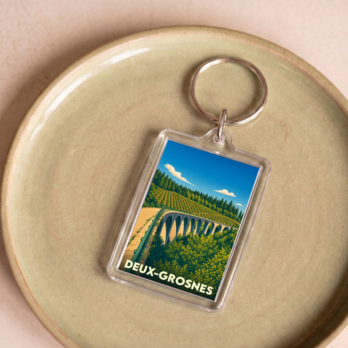 Porte-clés souvenir de la ville de Deux-Grosnes avec une illustration stylisée d'un viaduc.