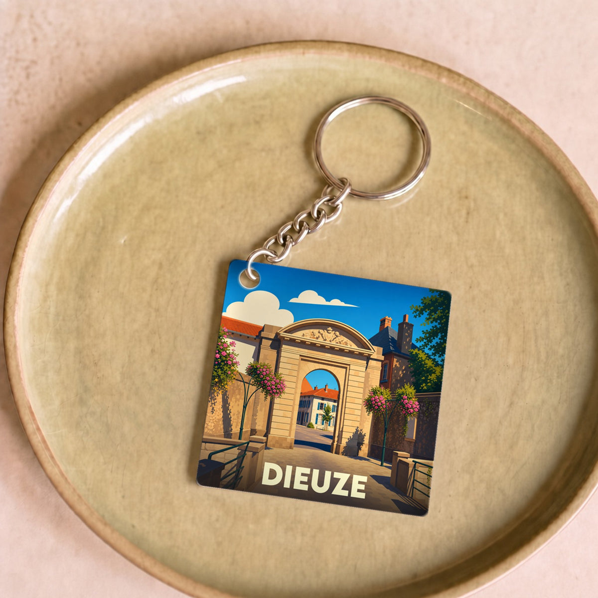 Porte-clés souvenir de la ville de Dieuze avec une illustration stylisée d'une porte monumentale.