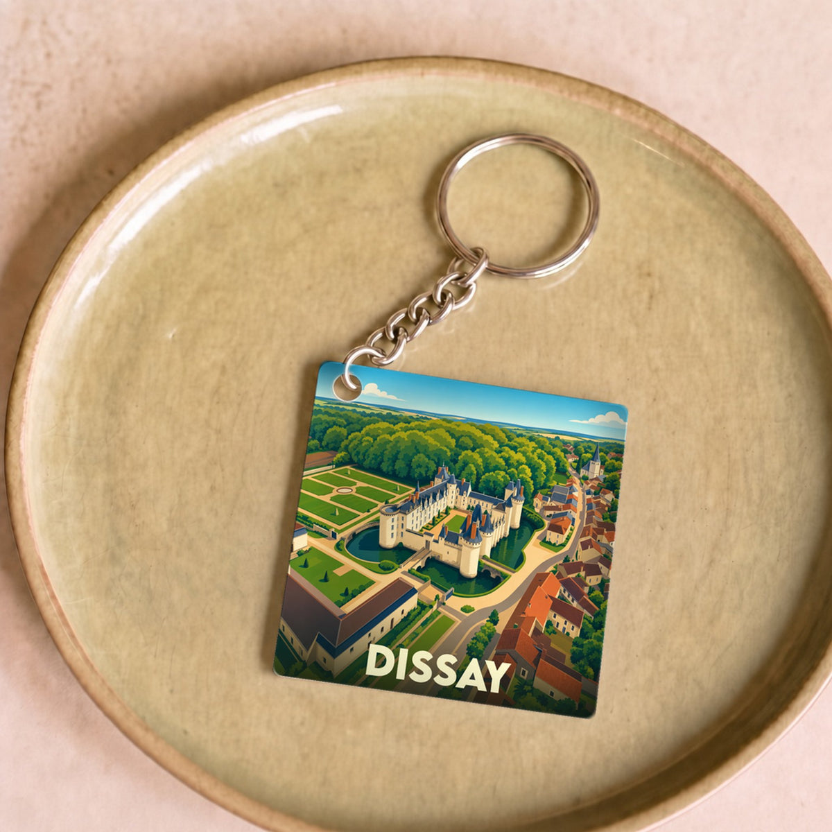 Porte-clés souvenir de la ville de Dissay avec une illustration stylisée de son château.