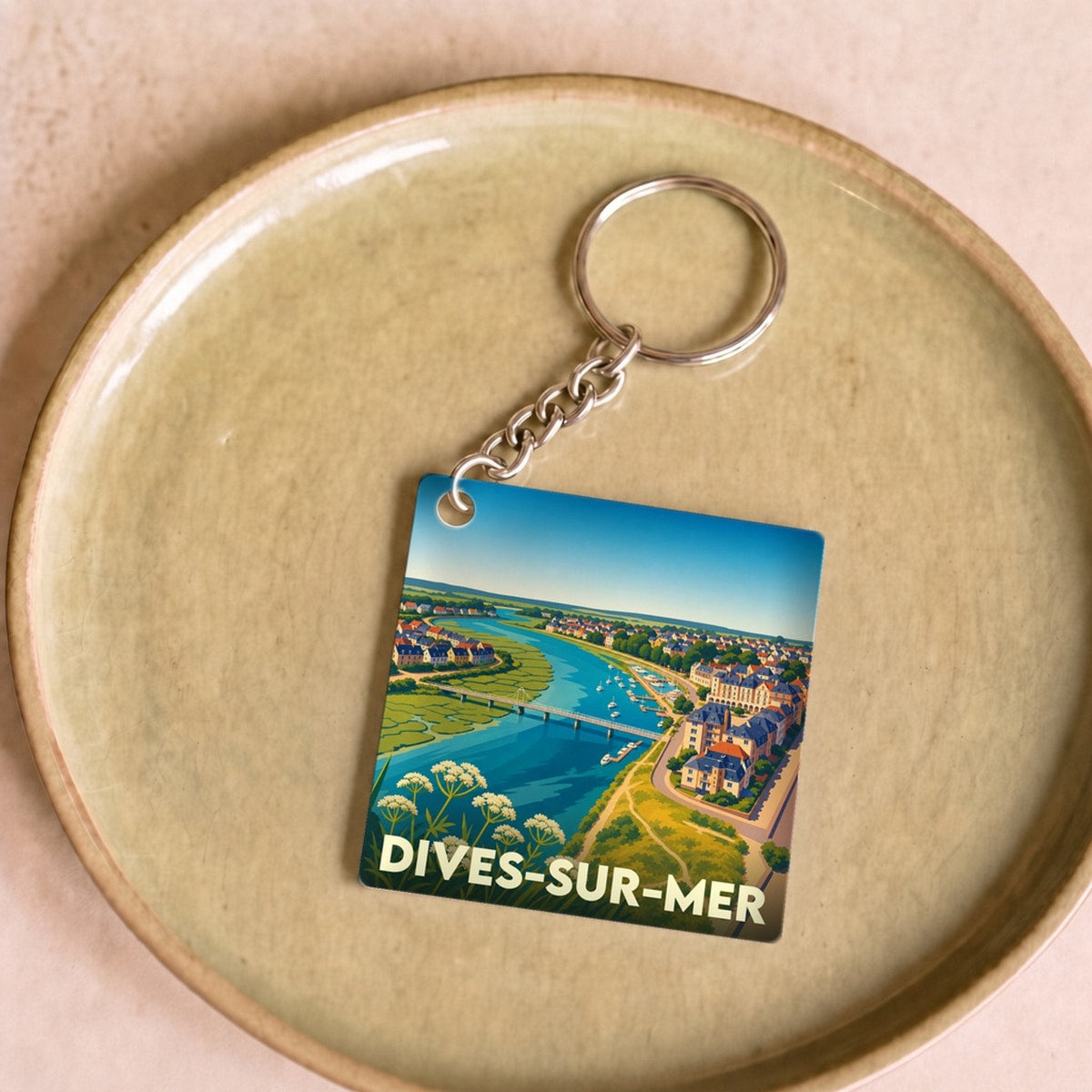 Porte-clés souvenir de la ville de Dives-sur-Mer avec une illustration panoramique stylisée.