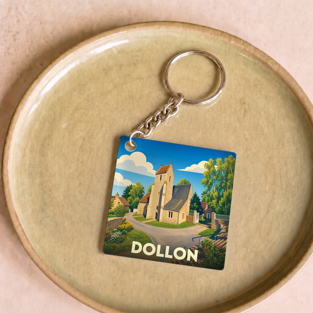 Porte-clés souvenir de la ville de Dollon avec une illustration stylisée.