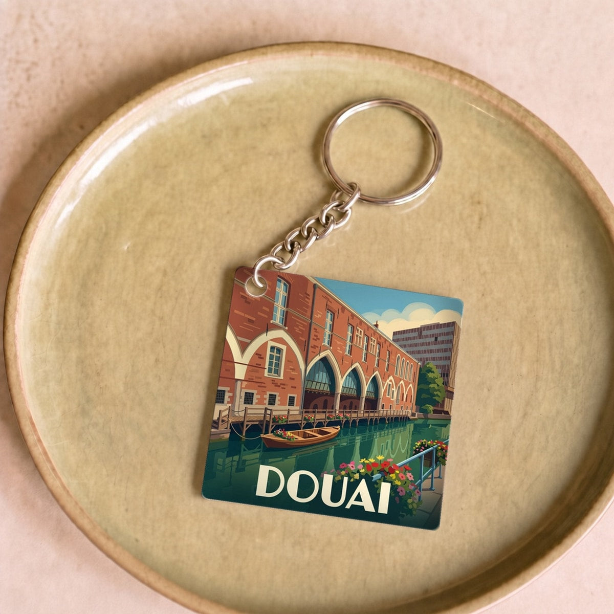Porte-clés souvenir de la ville de Douai avec une illustration stylisée.