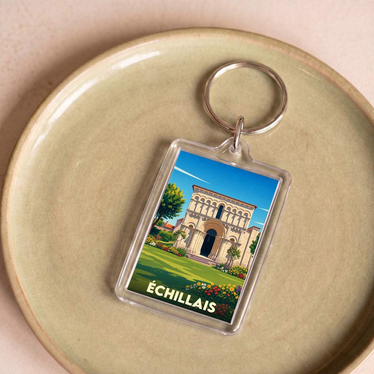 Porte-clés souvenir de la ville d'Échillais avec une illustration stylisée de son église romane.