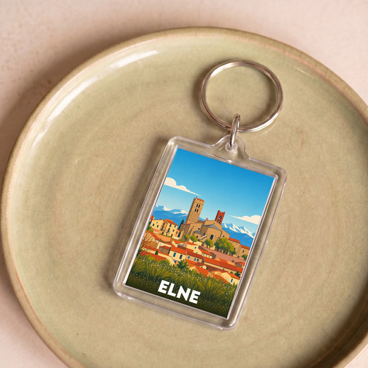 Porte-clés souvenir de la ville d'Elne avec une illustration stylisée.
