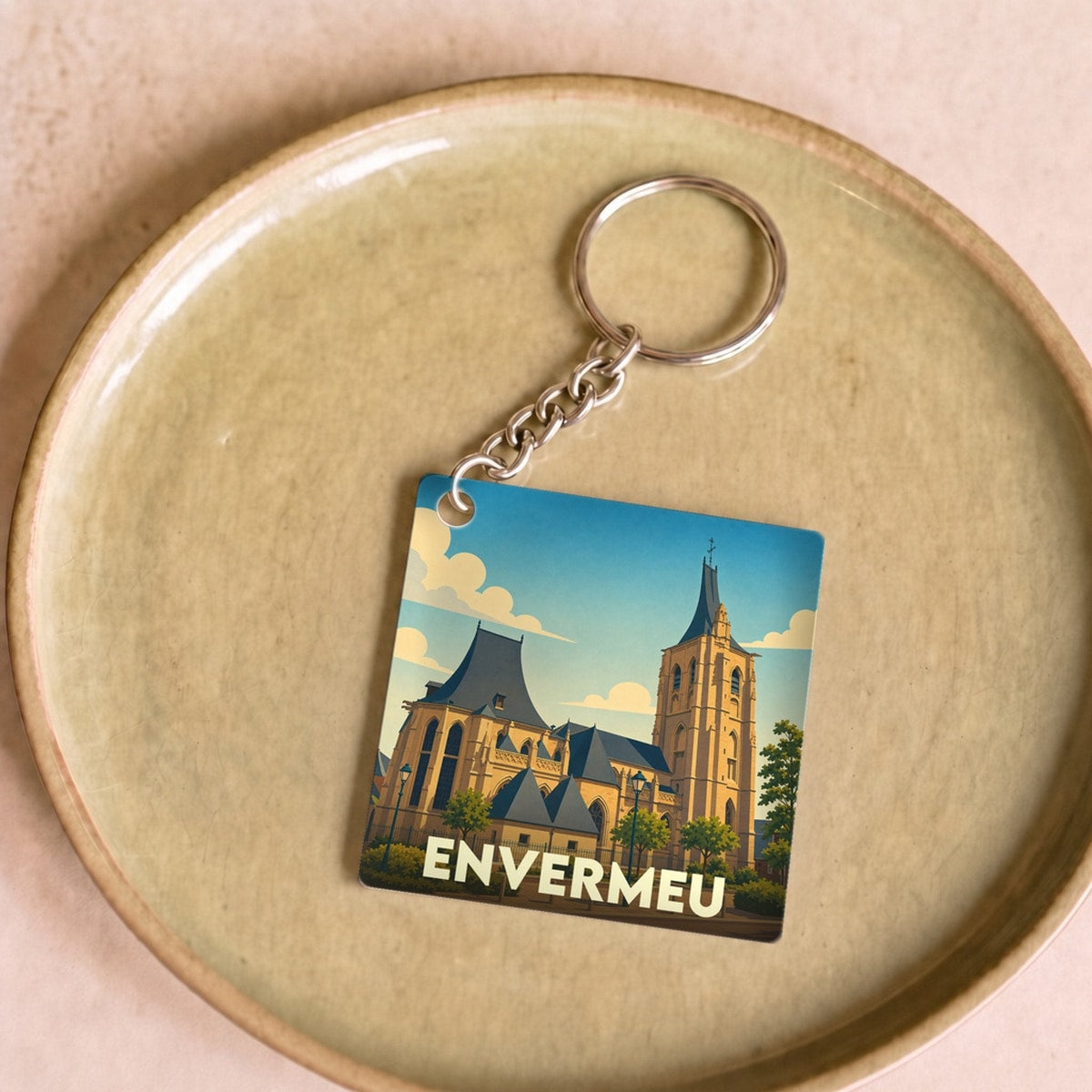Porte-clés souvenir de la ville d'Envermeu avec une illustration stylisée de son église.