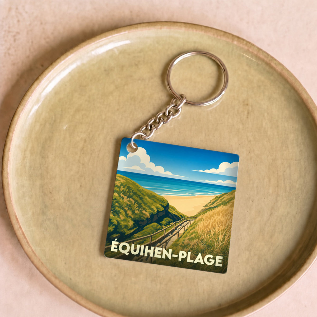 Porte-clés souvenir de la ville de Équihen-Plage avec une illustration stylisée.