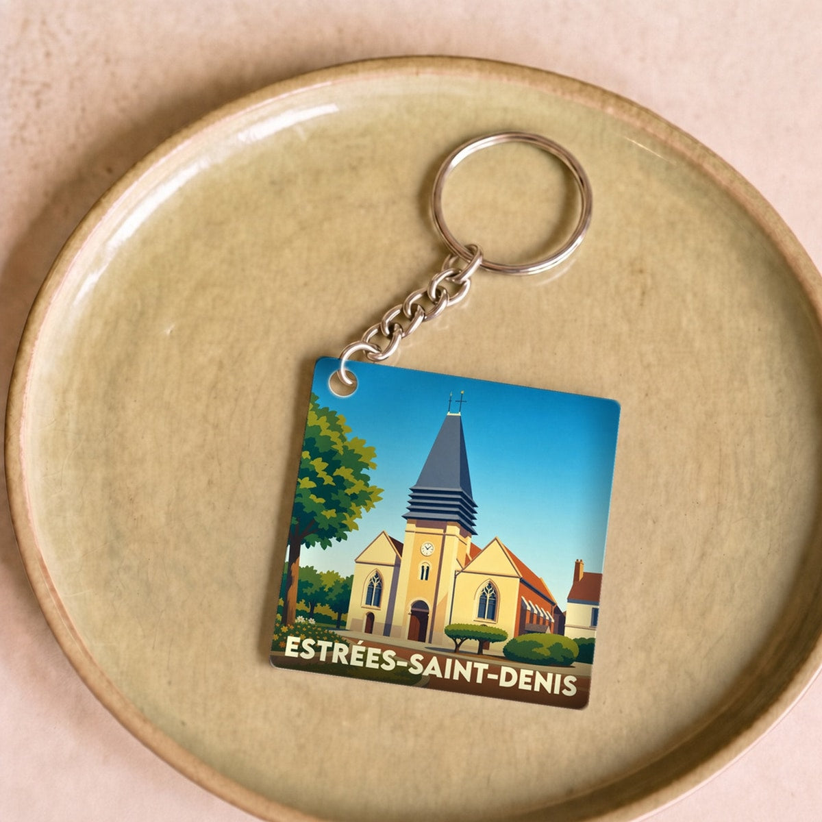 Porte-clés souvenir d'Estrées-Saint-Denis avec une illustration stylisée de son église.
