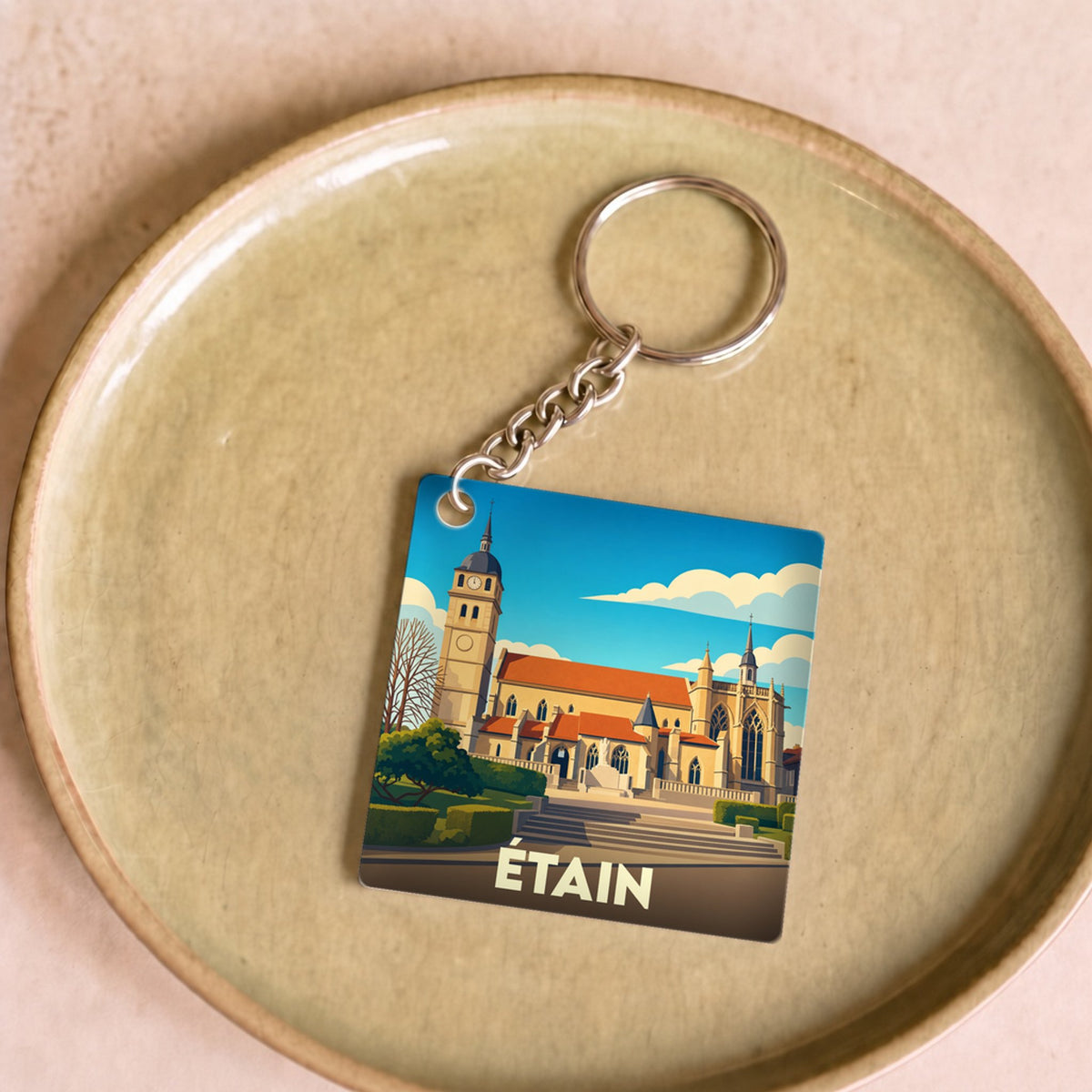 Porte-clés souvenir de la ville d'Étain avec une illustration stylisée de son église.