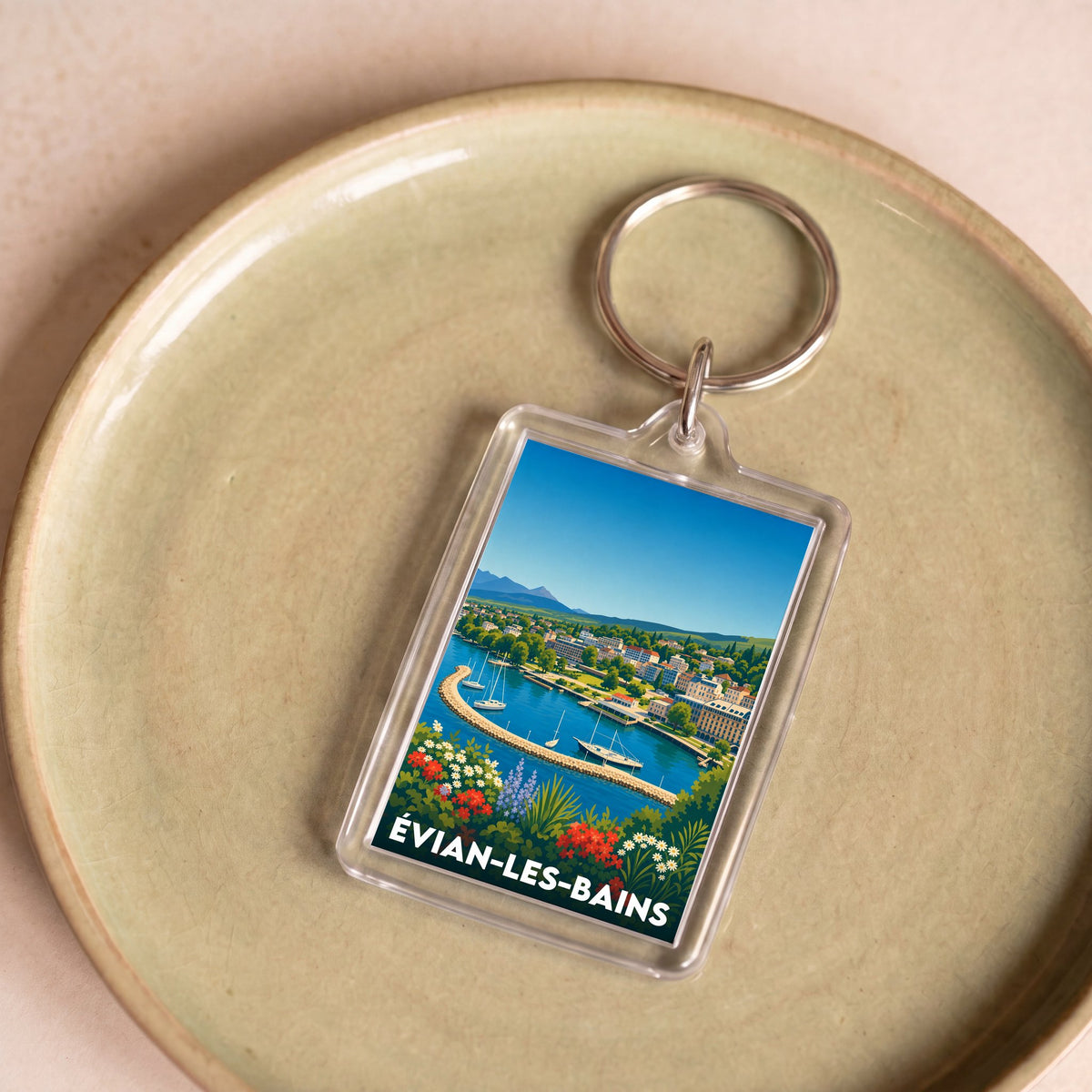 Porte-clés souvenir de la ville d'Évian-les-Bains avec une illustration stylisée de son front de lac.