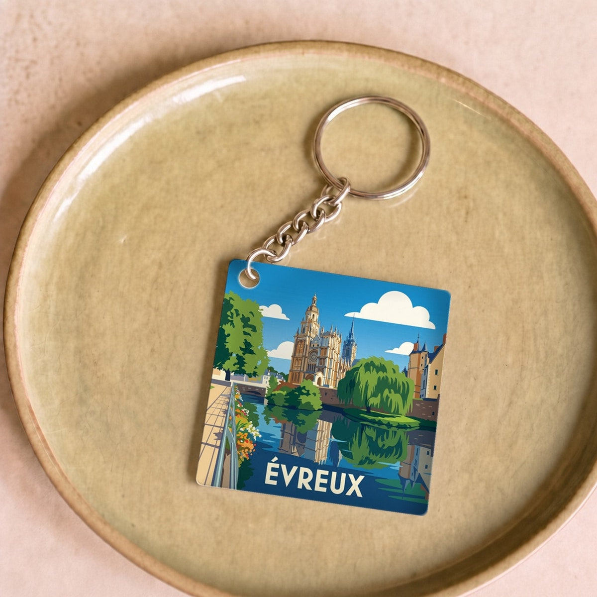 Porte-clés souvenir de la ville d'Évreux avec une illustration stylisée.