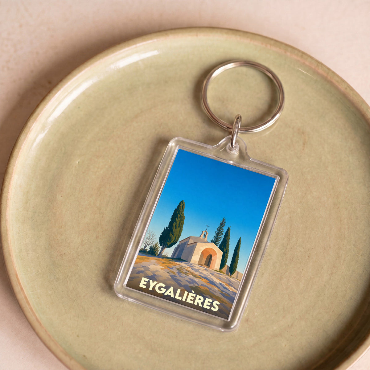Porte-clés souvenir de la ville d'Eygalières avec une illustration stylisée de la chapelle Saint-Sixte.