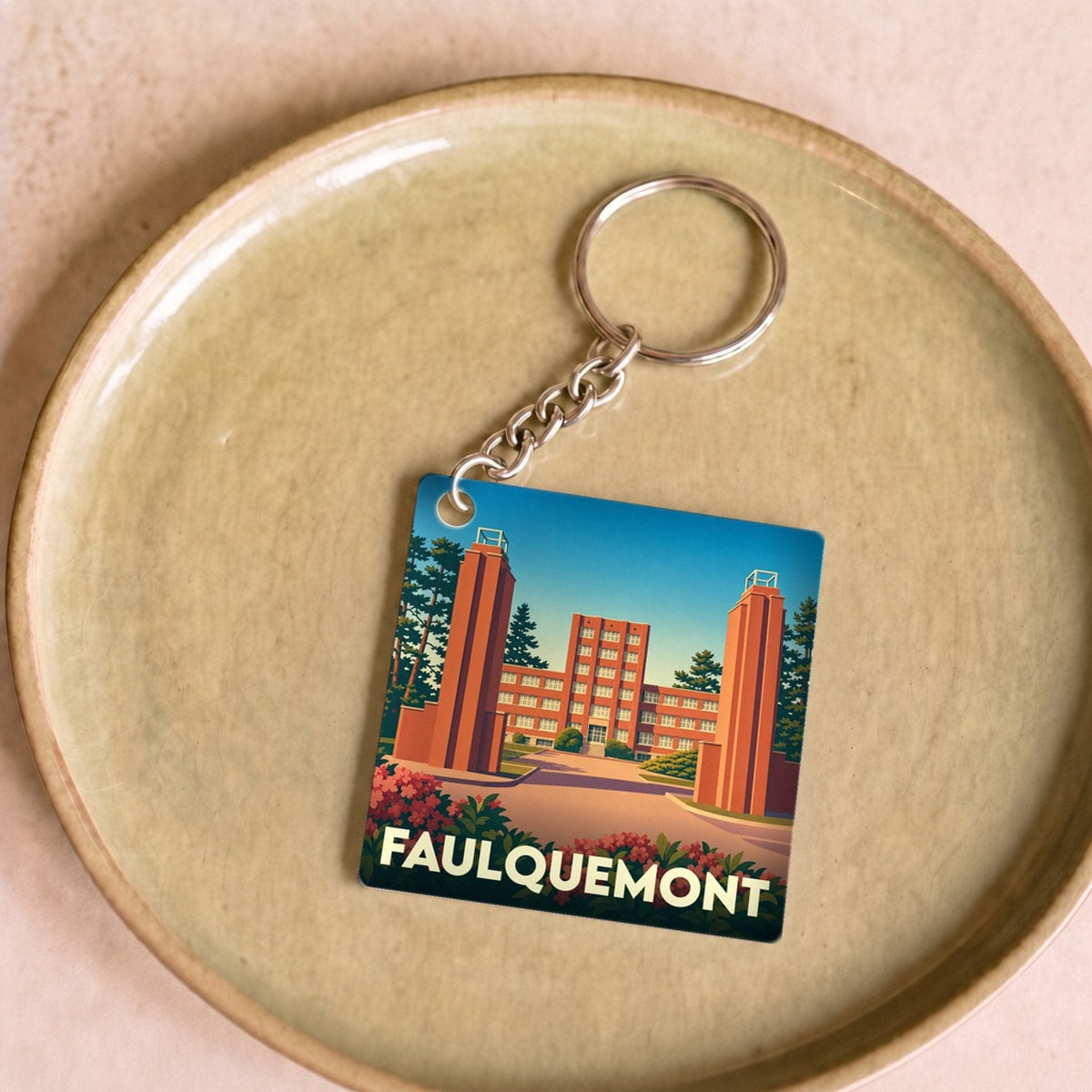 Porte-clés souvenir de la ville de Faulquemont avec une illustration stylisée.