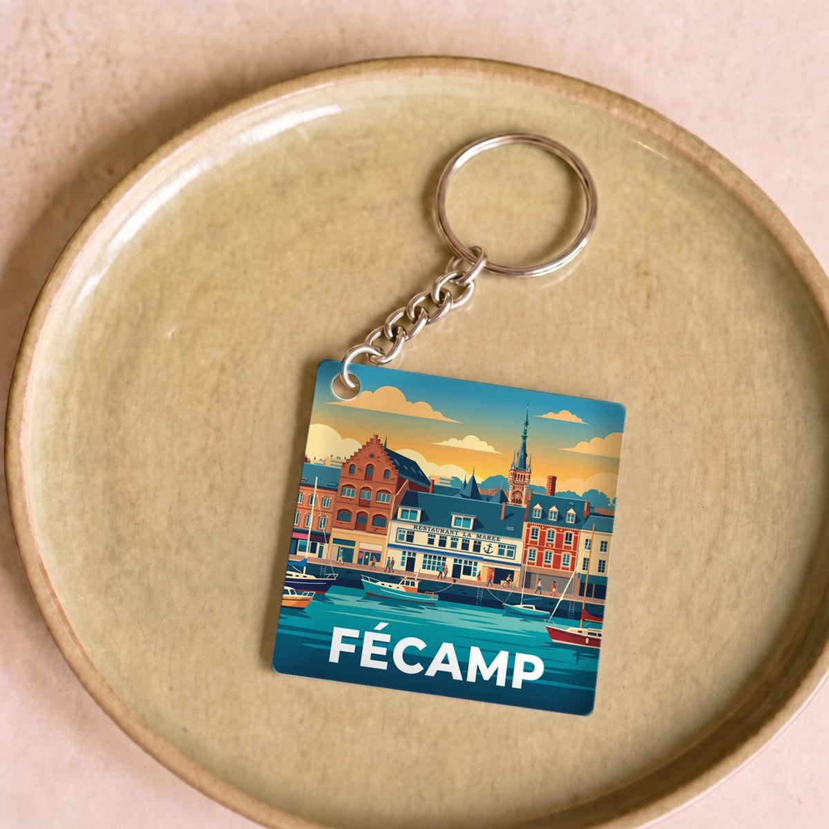 Porte-clés souvenir de la ville de Fécamp avec une illustration stylisée et colorée.