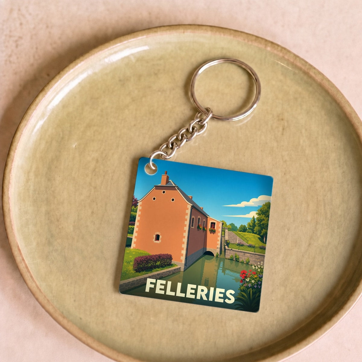Porte-clés souvenir de la ville de Felleries avec une illustration stylisée.