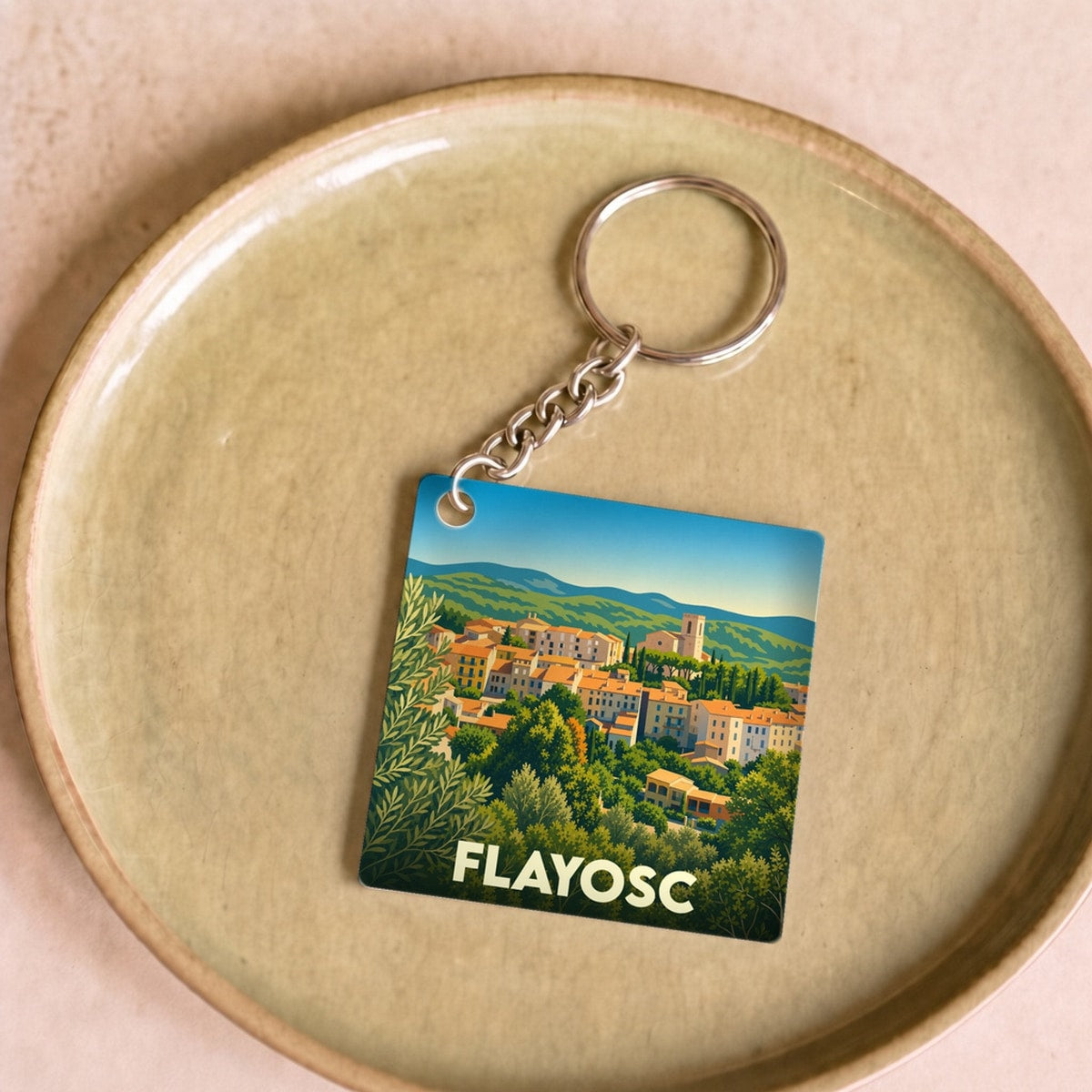 Porte-clés souvenir de la ville de Flayosc avec une illustration stylisée.