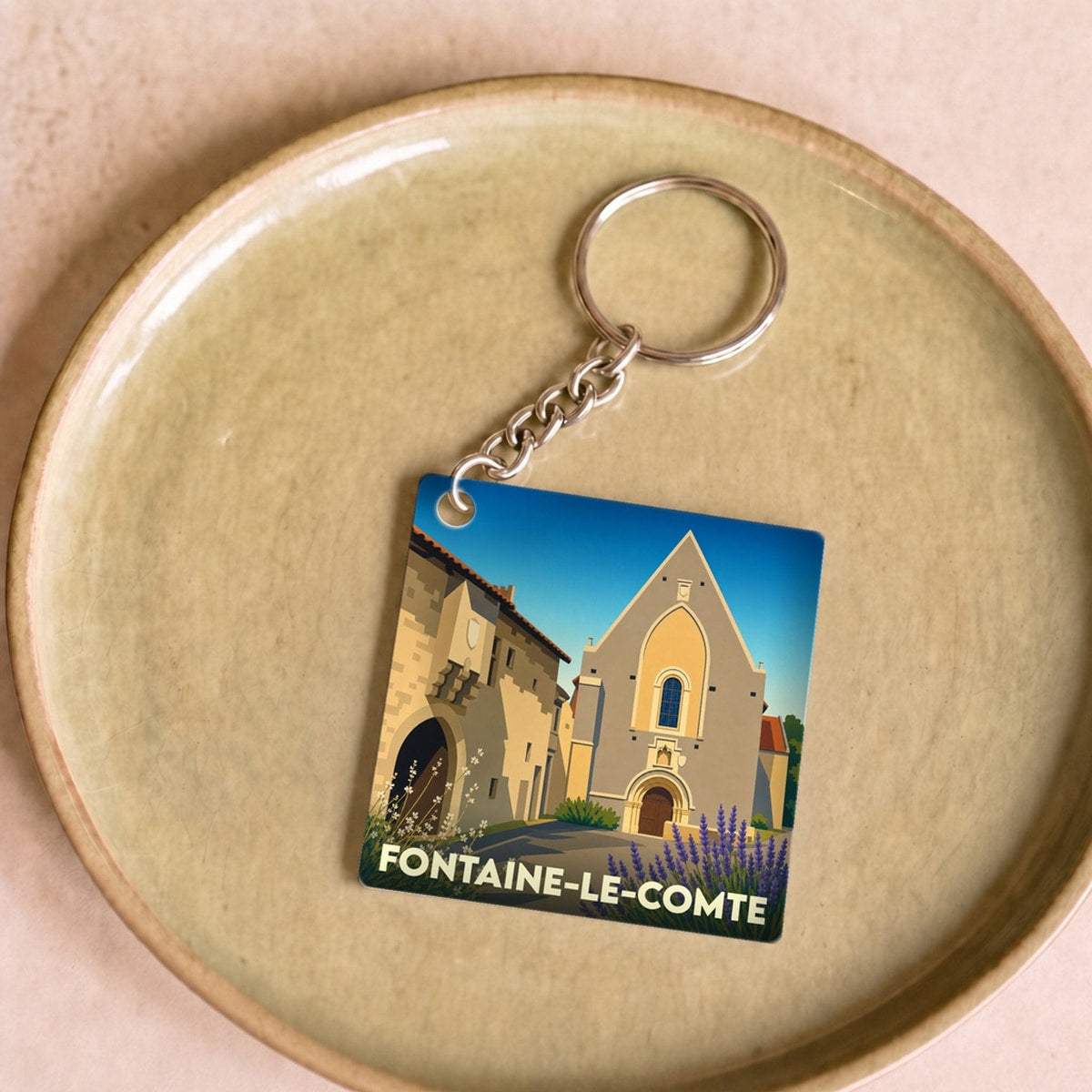 Porte-clés souvenir de la ville de Fontaine-le-Comte avec une illustration stylisée de son église.