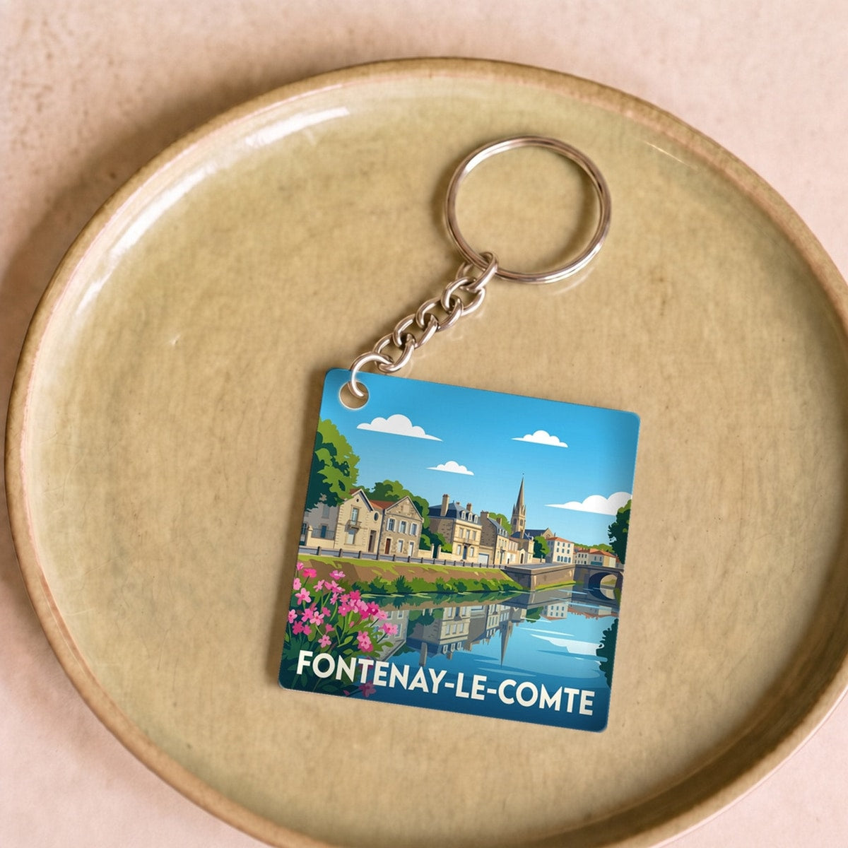 Porte-clés souvenir de la ville de Fontenay-le-Comte avec une illustration stylisée.