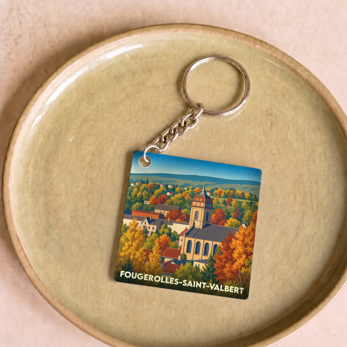 Porte-clés souvenir de la ville de Fougerolles-Saint-Valbert avec une illustration stylisée de son église en automne.