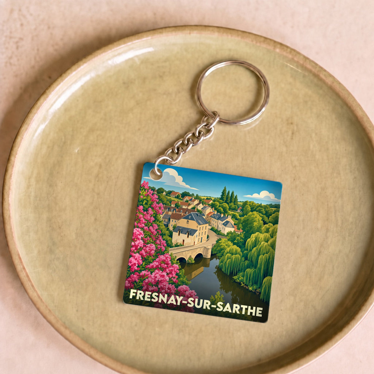 Porte-clés souvenir de la ville de Fresnay-sur-Sarthe avec une illustration stylisée.