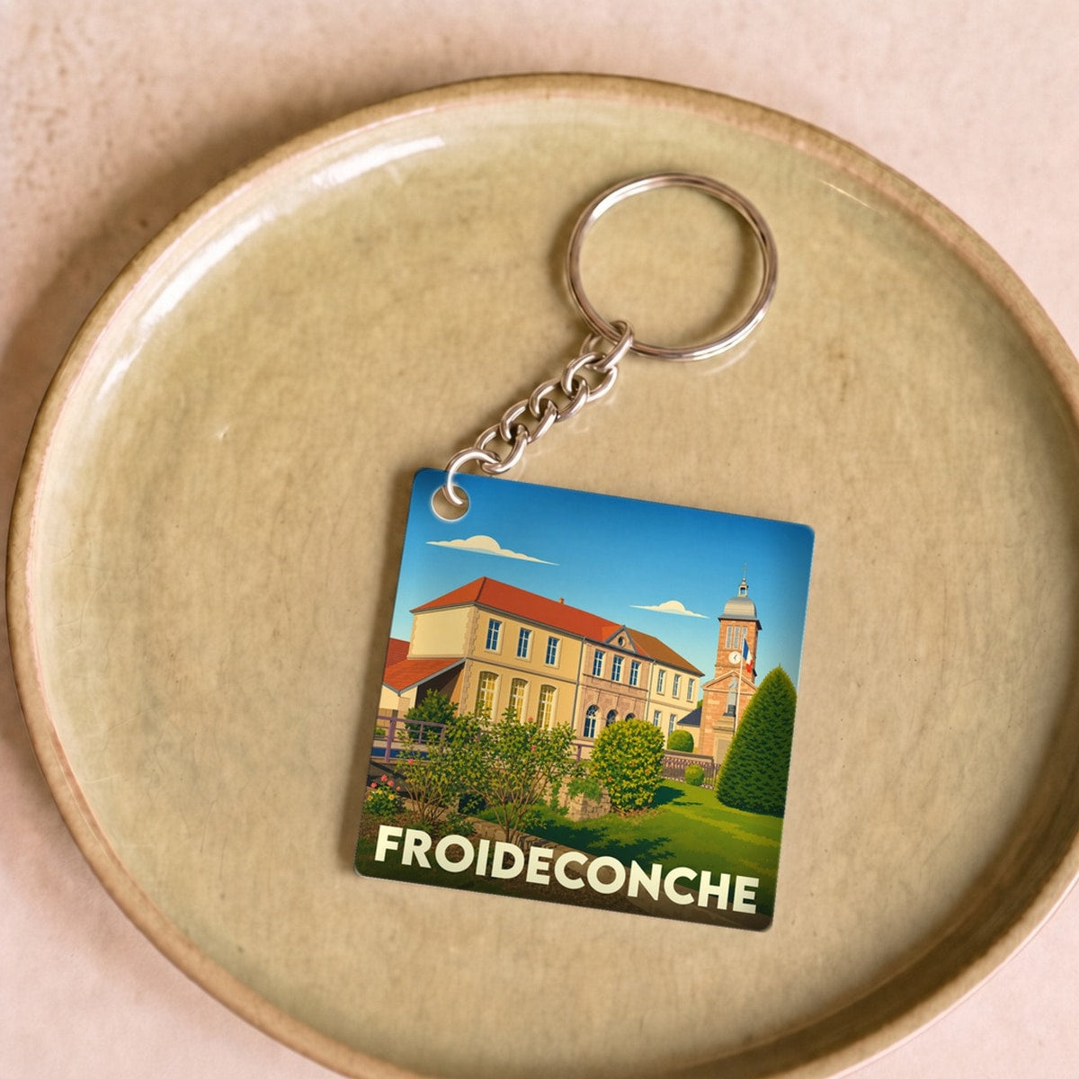 Porte-clés souvenir de la ville de Froideconche avec une illustration stylisée.