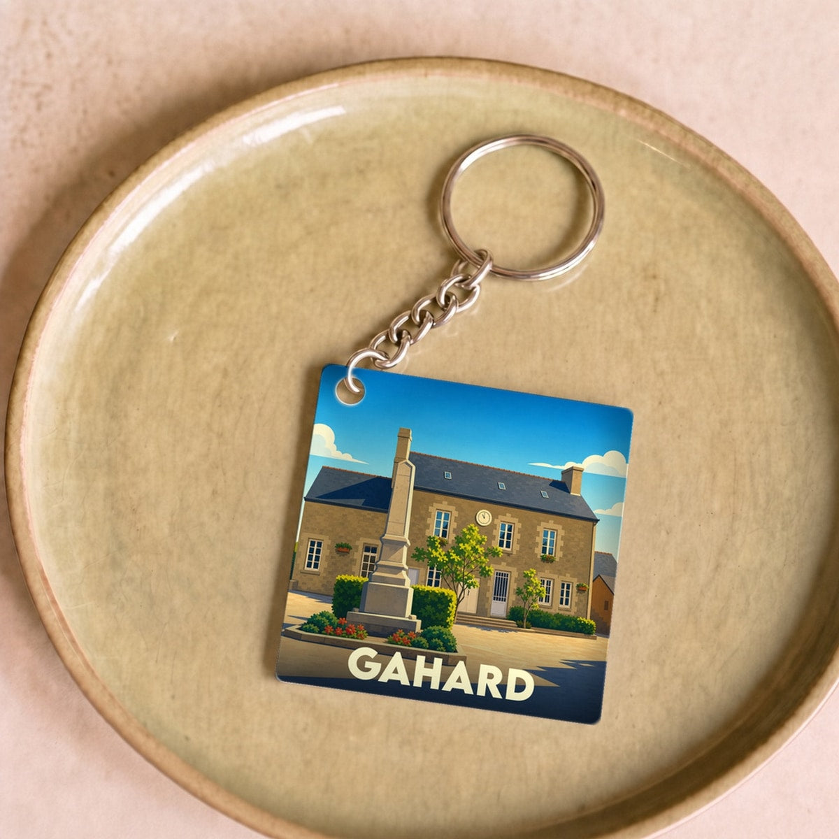 Porte-clés souvenir de la ville de Gahard avec une illustration stylisée.