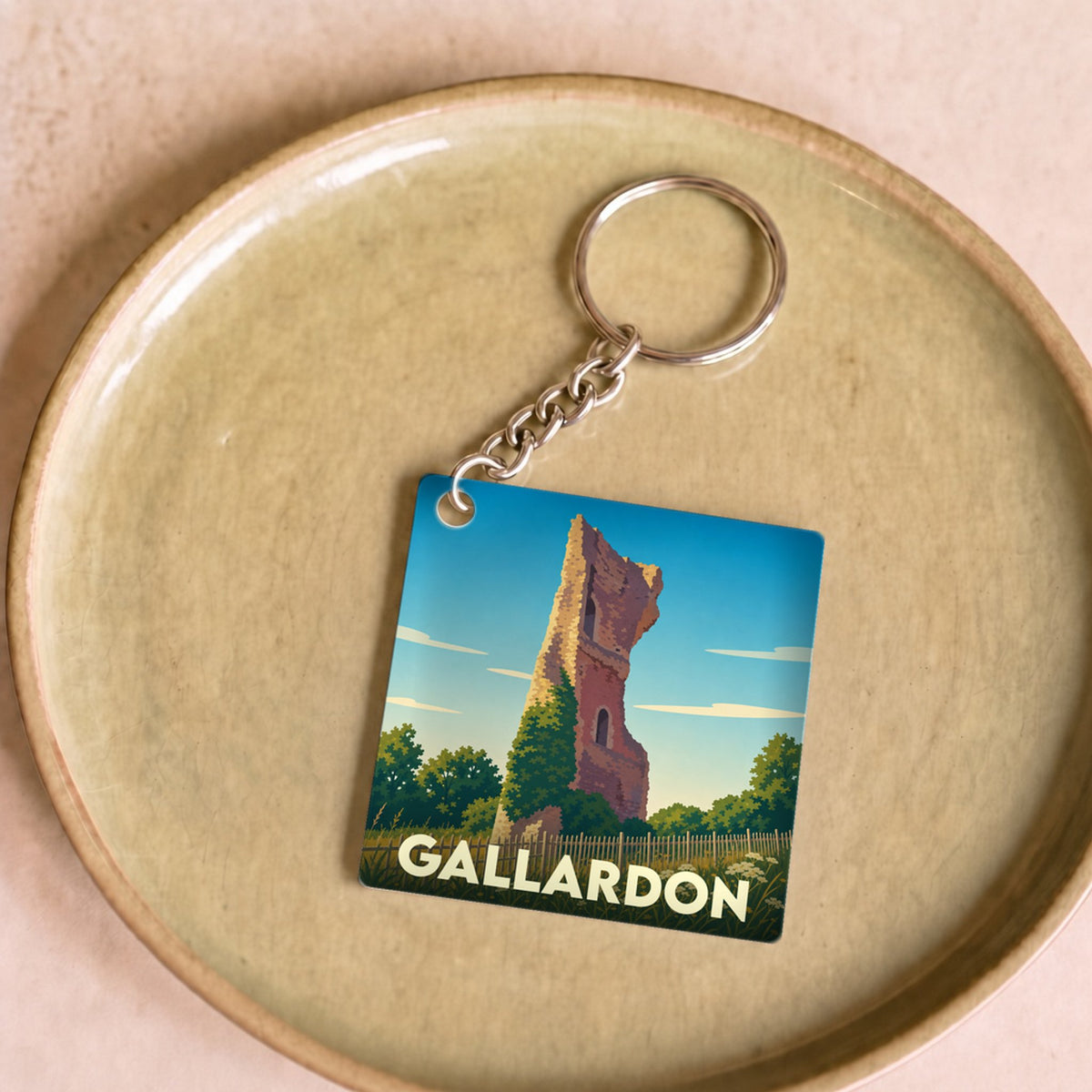 Porte-clés souvenir de la ville de Gallardon avec une illustration stylisée d'une tour en ruine.